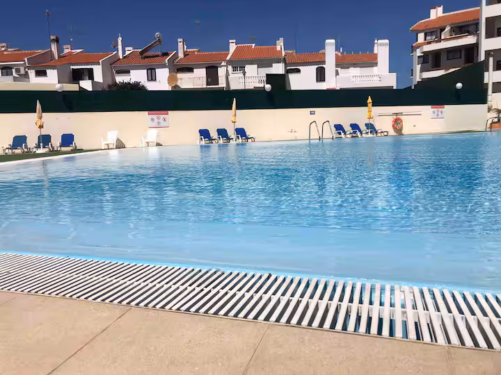 Água e borda da piscina partilhada do condomínio, fotografia do anúncio do André